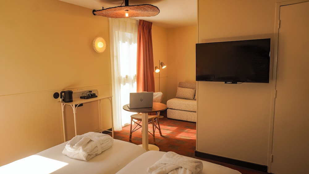 Habitación triple clásica, 2 camas individuales o 1 cama doble y un sofá - cama del hotel Mercure Arles Centre Arenes. Foto 5