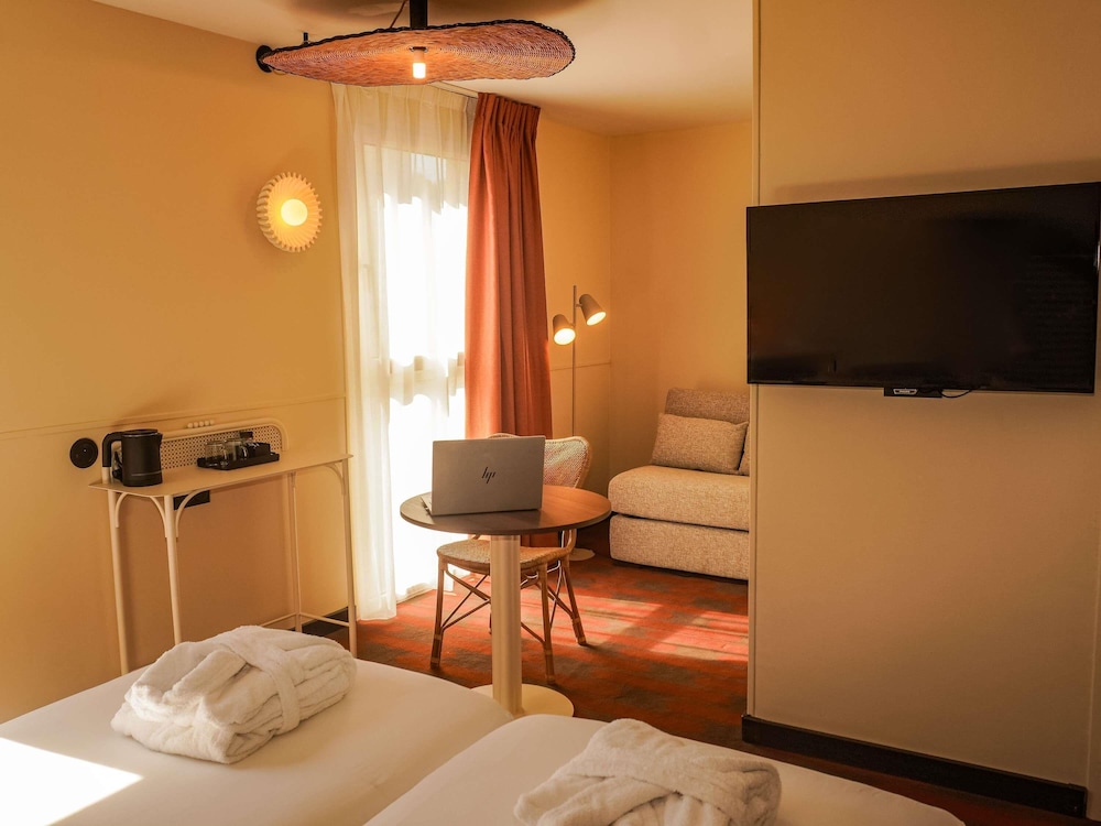 Habitación triple clásica, 2 camas individuales o 1 cama doble y un sofá - cama del hotel Mercure Arles Centre Arenes. Foto 8