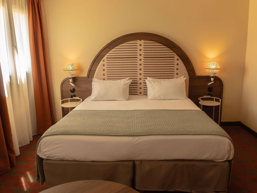 Habitación Triple Privilegio, 1 cama doble y 1 sofá - cama del hotel Mercure Arles Centre Arenes