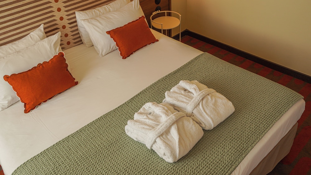 Habitación Triple Privilegio, 1 cama doble y 1 sofá - cama del hotel Mercure Arles Centre Arenes. Foto 3