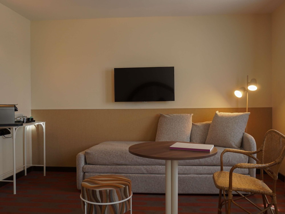 Habitación Triple Privilegio, 1 cama doble y 1 sofá - cama del hotel Mercure Arles Centre Arenes. Foto 8