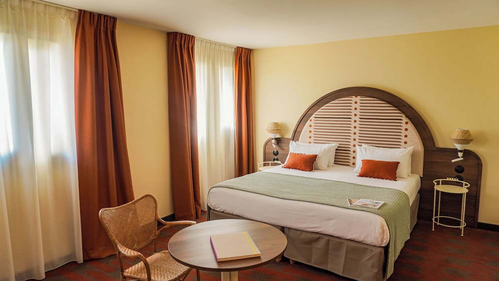 Suite Junior, 1 cama doble y 1 sofá - cama doble del hotel Mercure Arles Centre Arenes. Foto 4