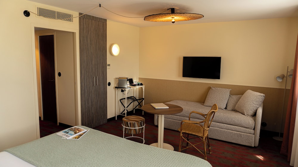 Suite Junior, 1 cama doble y 1 sofá - cama doble del hotel Mercure Arles Centre Arenes. Foto 6