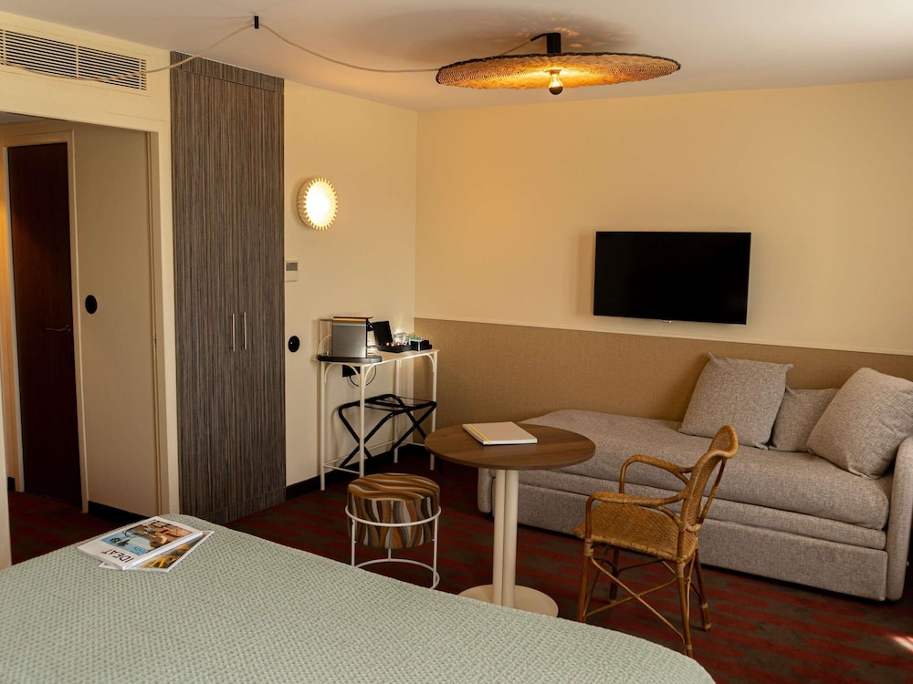 Suite Junior, 1 cama doble y 1 sofá - cama doble del hotel Mercure Arles Centre Arenes. Foto 8