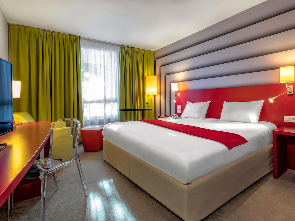 Habitación Estándar con 1 cama doble, 1 sofá y bañera del hotel Ibis Styles Avignon Sud. Foto 1