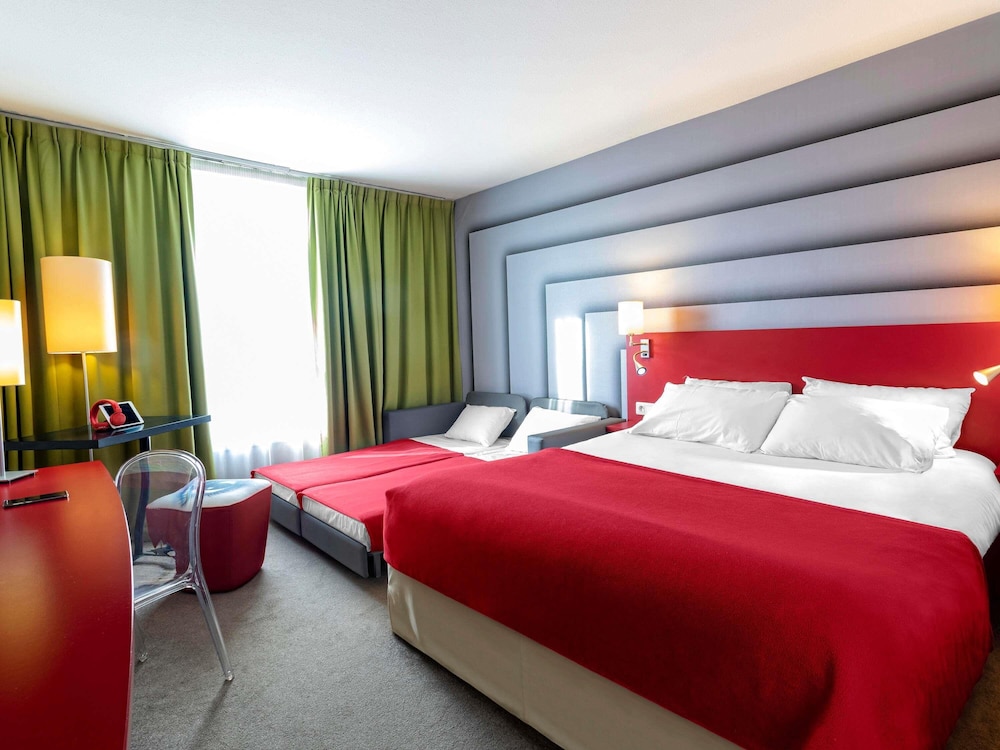 Habitación Familiar Estándar con 1 cama doble y 2 sofás del hotel Ibis Styles Avignon Sud. Foto 1