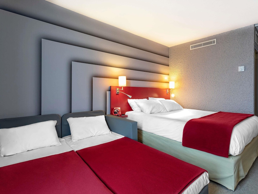 Habitación Familiar Estándar con 1 cama doble y 2 sofás del hotel Ibis Styles Avignon Sud. Foto 2