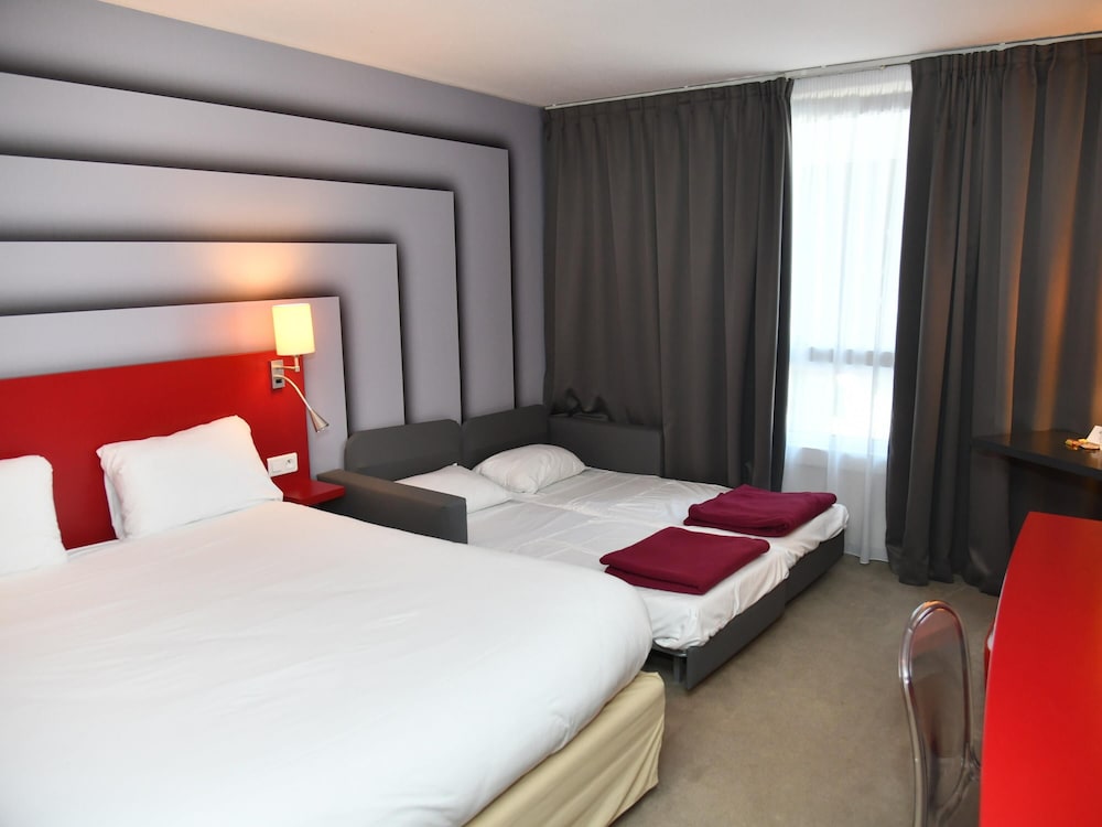 Habitación Familiar Estándar con 1 cama doble y 2 sofás del hotel Ibis Styles Avignon Sud. Foto 3