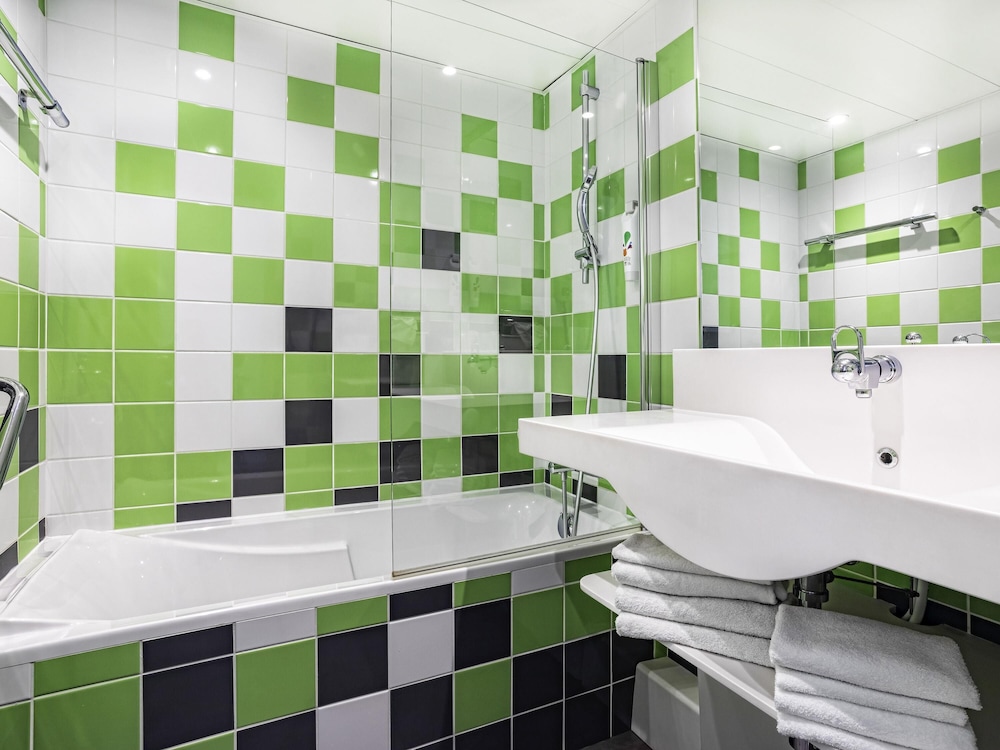 Habitación Familiar Estándar con 1 cama doble y 2 sofás del hotel Ibis Styles Avignon Sud. Foto 4