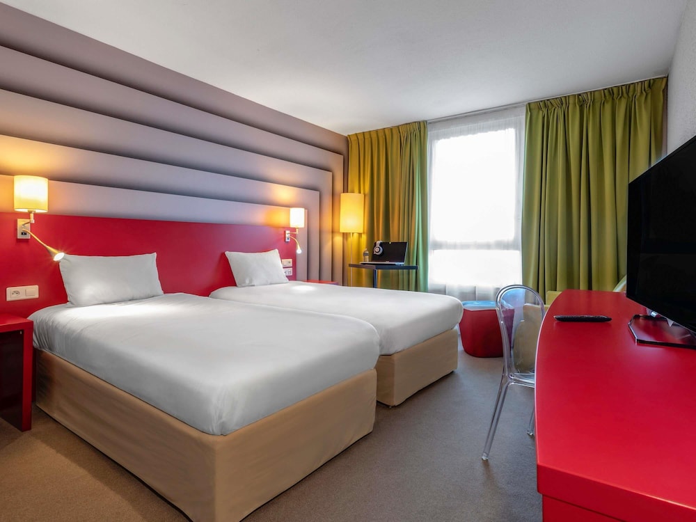 Habitación Estándar con 2 camas individuales y 1 sofá del hotel Ibis Styles Avignon Sud. Foto 1