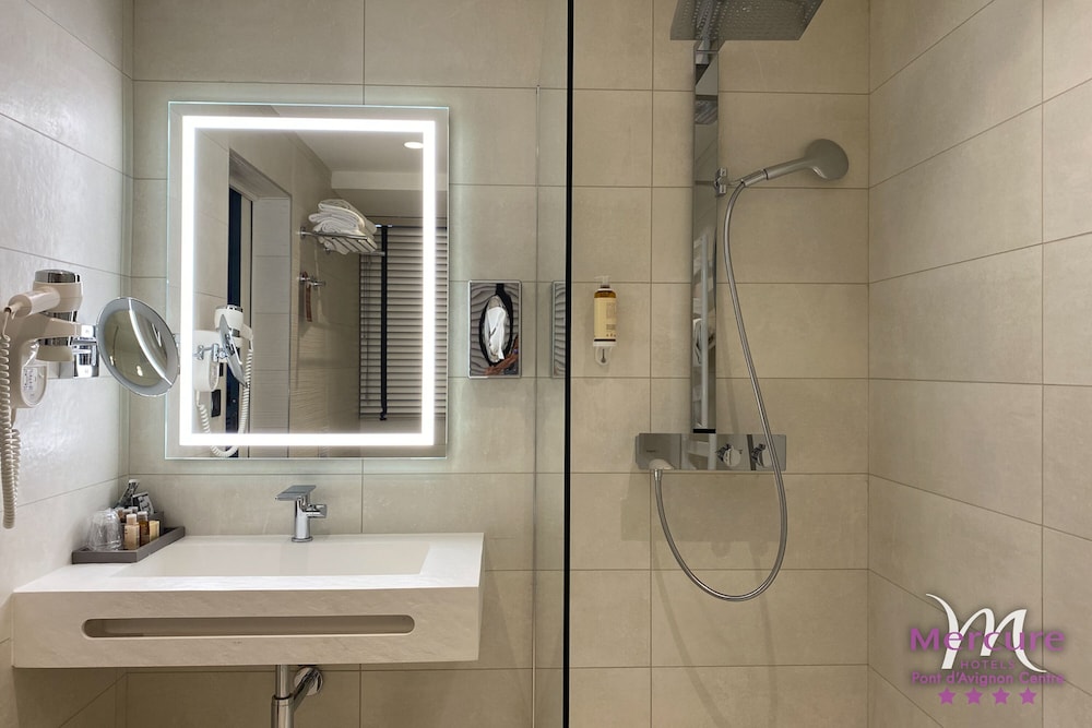 Habitación Classic con 2 camas individuales de 100 × 200 cm del hotel Mercure Pont D'avignon Centre. Foto 11