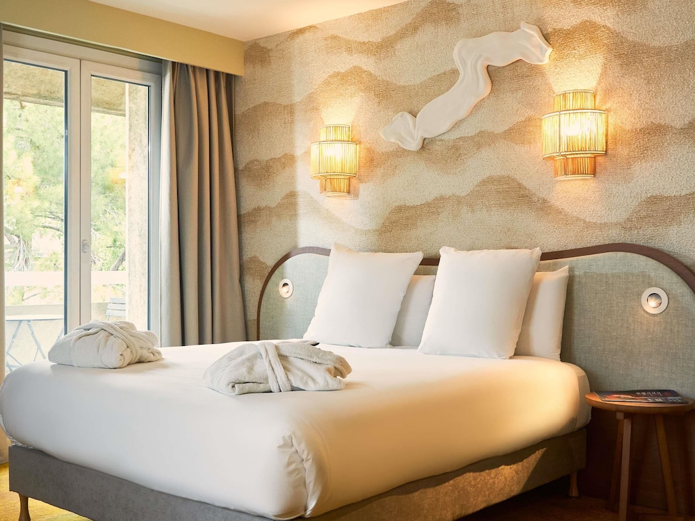 Suite con 1 cama doble de 160 × 200 cm y 1 sofá cama doble del hotel Mercure Pont D'avignon Centre