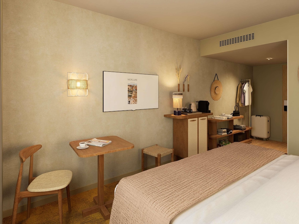 Suite con 1 cama doble de 160 × 200 cm y 1 sofá cama doble del hotel Mercure Pont D'avignon Centre. Foto 1