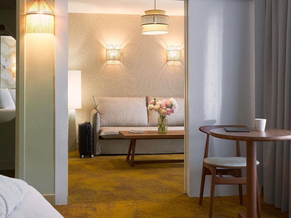 Suite con 1 cama doble de 160 × 200 cm y 1 sofá cama doble del hotel Mercure Pont D'avignon Centre. Foto 3