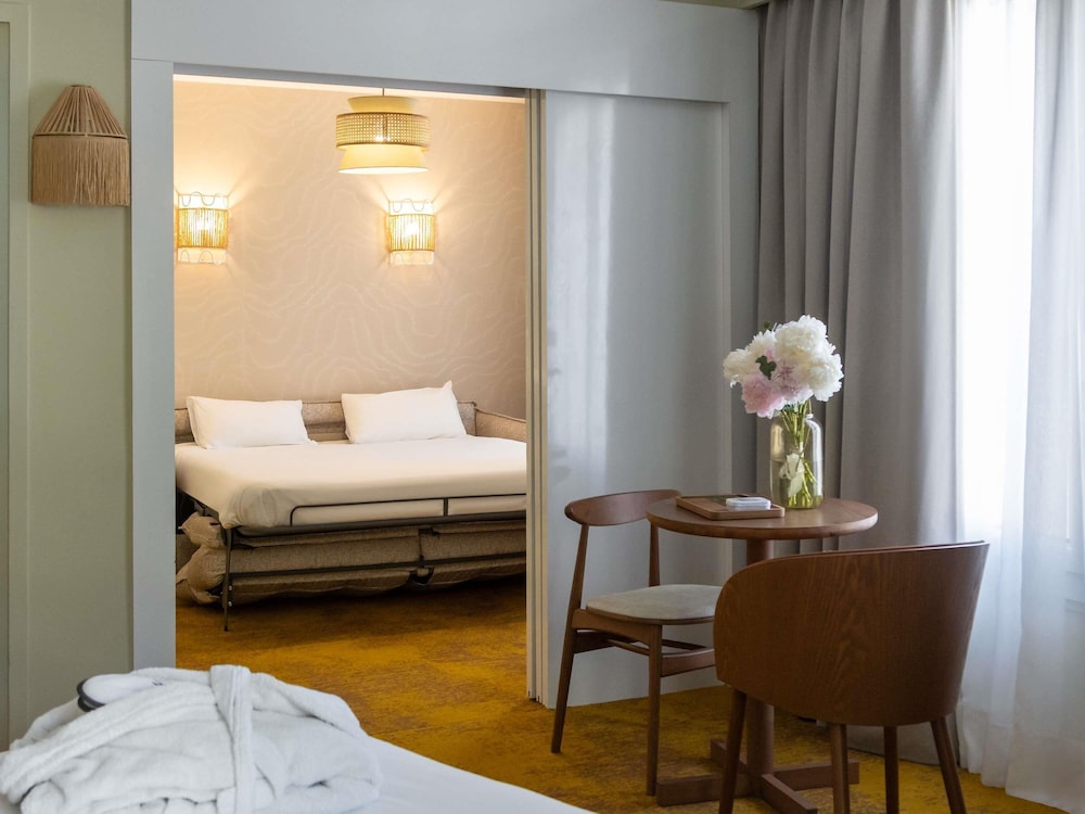Suite con 1 cama doble de 160 × 200 cm y 1 sofá cama doble del hotel Mercure Pont D'avignon Centre. Foto 8