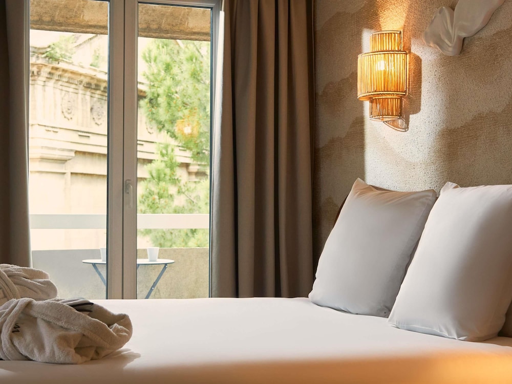 Suite con 1 cama doble de 160 × 200 cm y 1 sofá cama doble del hotel Mercure Pont D'avignon Centre. Foto 9