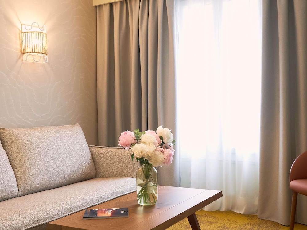 Suite con 1 cama doble de 160 × 200 cm y 1 sofá cama doble del hotel Mercure Pont D'avignon Centre. Foto 10