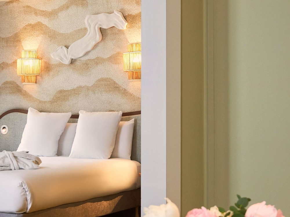 Suite con 1 cama doble de 160 × 200 cm y 1 sofá cama doble del hotel Mercure Pont D'avignon Centre. Foto 11