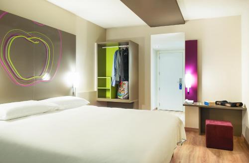 Habitación Doble Estándar del hotel Ibis Styles Lleida Torrefarrera