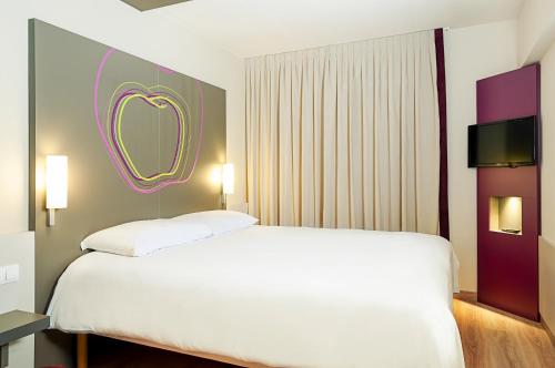 Habitación Doble Estándar del hotel Ibis Styles Lleida Torrefarrera. Foto 1