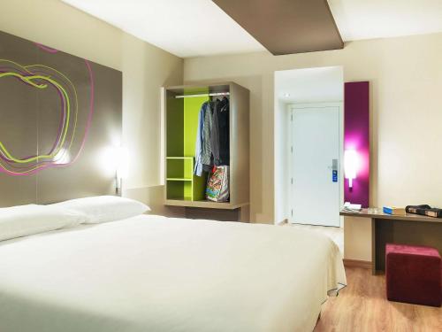 Habitación Doble Estándar del hotel Ibis Styles Lleida Torrefarrera. Foto 6