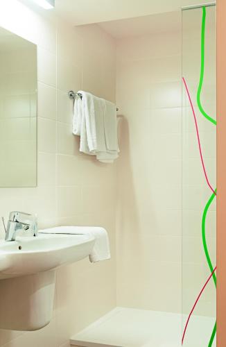 Habitación Doble Estándar del hotel Ibis Styles Lleida Torrefarrera. Foto 9