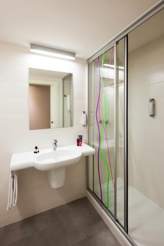 Habitación Doble Estándar del hotel Ibis Styles Lleida Torrefarrera. Foto 10