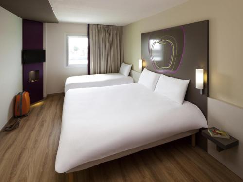Habitación Estándar - 1 cama doble y 1 individual del hotel Ibis Styles Lleida Torrefarrera. Foto 1
