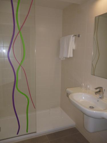 Habitación Estándar - 1 cama doble y 1 individual del hotel Ibis Styles Lleida Torrefarrera. Foto 8