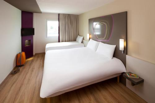 Habitación Doble Estándar - 2 camas del hotel Ibis Styles Lleida Torrefarrera. Foto 5