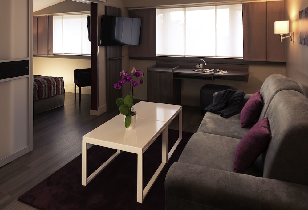 Suite - Una cama doble y un sofá cama doble del hotel Mercure Beaune Centre