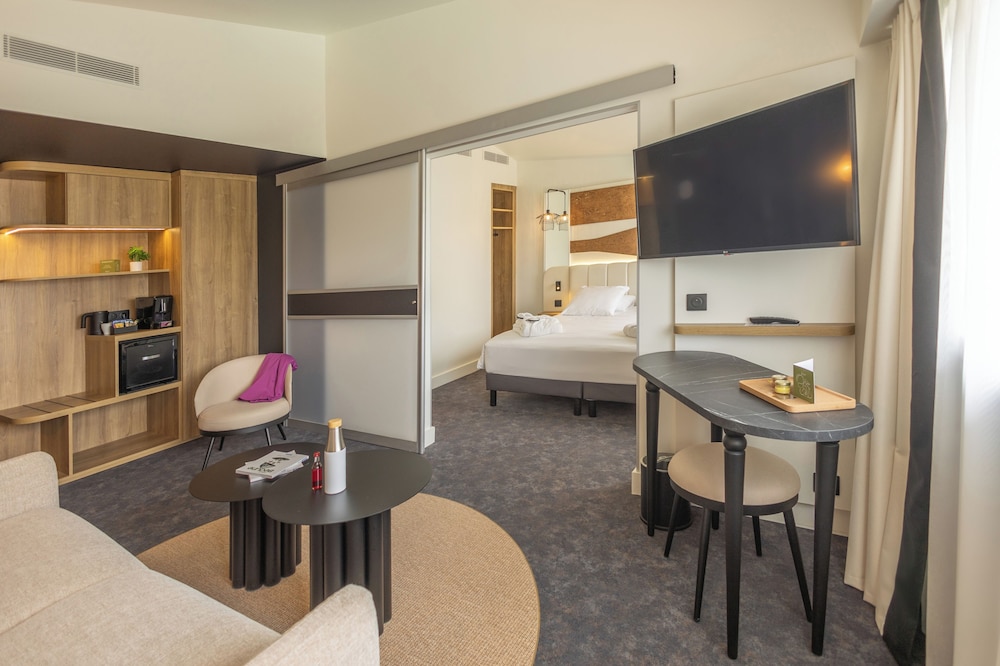Suite - Una cama doble y un sofá cama doble del hotel Mercure Beaune Centre