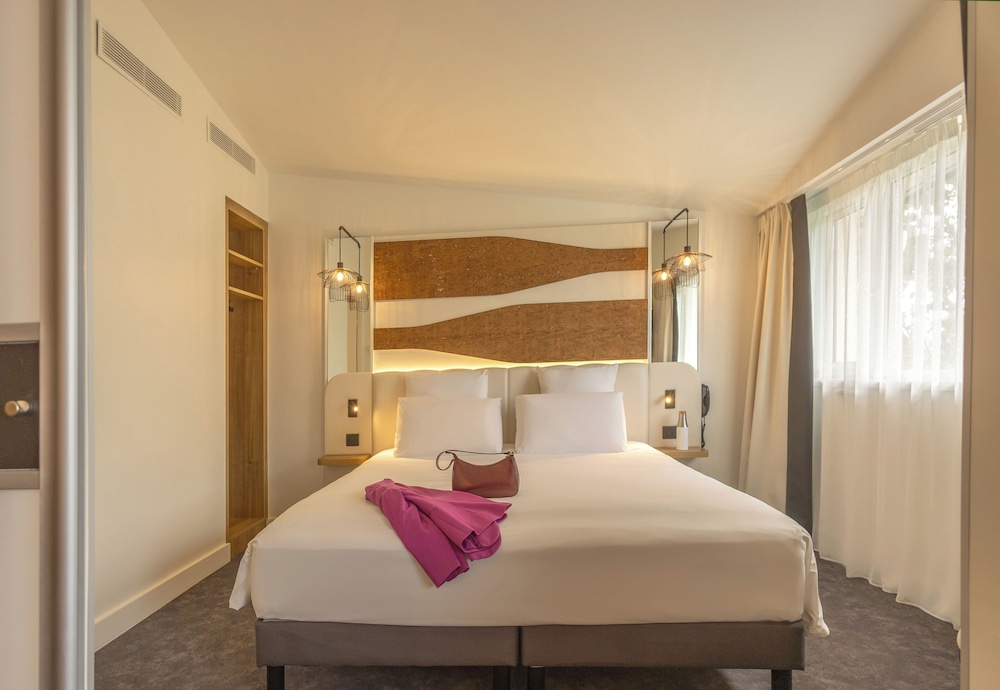 Suite - Una cama doble y un sofá cama doble del hotel Mercure Beaune Centre. Foto 1