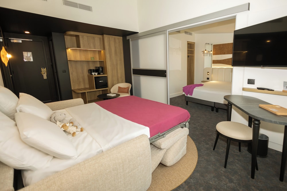 Suite - Una cama doble y un sofá cama doble del hotel Mercure Beaune Centre. Foto 2
