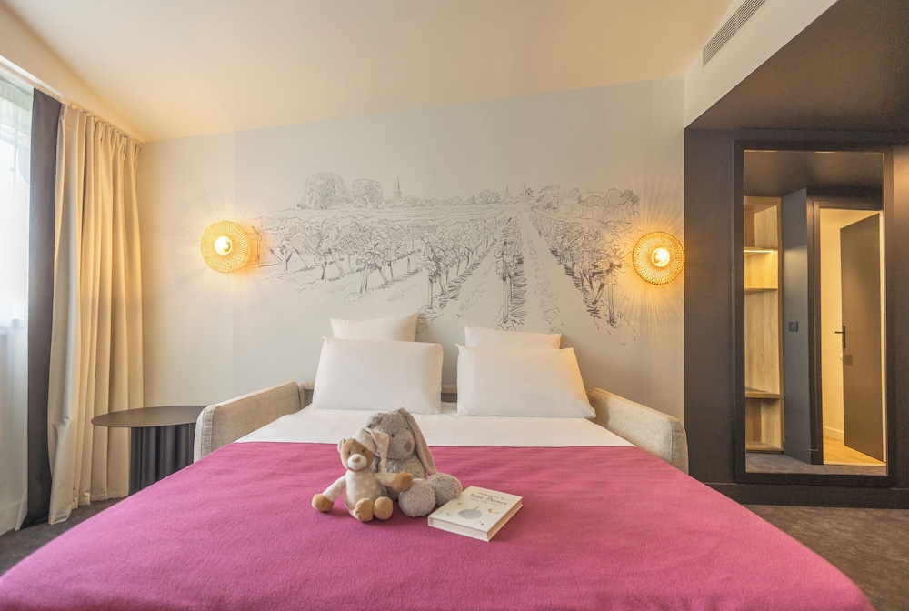 Suite - Una cama doble y un sofá cama doble del hotel Mercure Beaune Centre. Foto 3