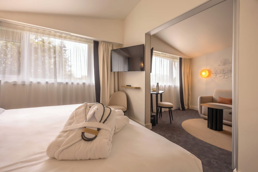 Suite - Una cama doble y un sofá cama doble del hotel Mercure Beaune Centre. Foto 4