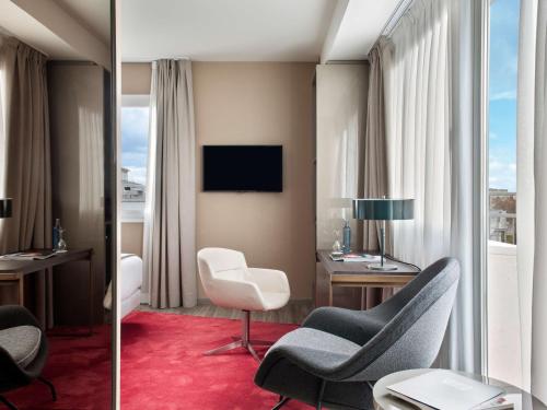 Habitación Doble Superior con Vistas del hotel NH Collection Madrid Suecia. Foto 7
