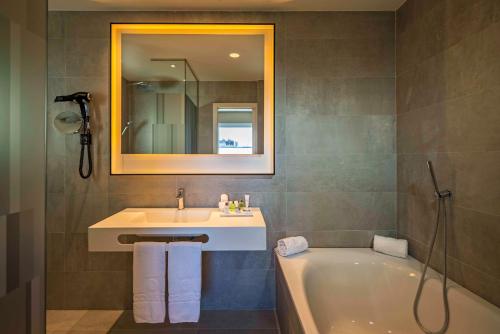 Suite Junior del hotel NH Collection Madrid Suecia. Foto 1