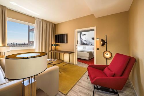 Suite Junior con cama supletoria del hotel NH Collection Madrid Suecia