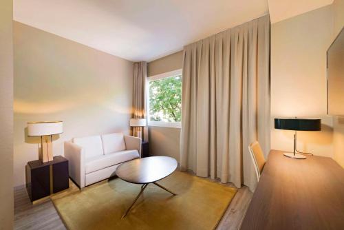 Suite Junior con cama supletoria del hotel NH Collection Madrid Suecia. Foto 2