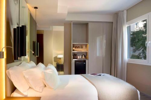 Suite Junior con cama supletoria del hotel NH Collection Madrid Suecia. Foto 5