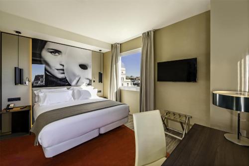 Habitación Doble Premium con vistas - 1 o 2 camas del hotel NH Collection Madrid Suecia. Foto 3