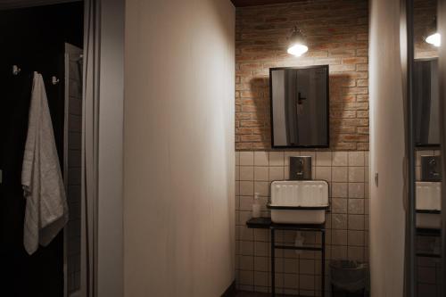 Cama en habitación compartida femenina de 6 camas con baño privado del hotel Room Chueca. Foto 7