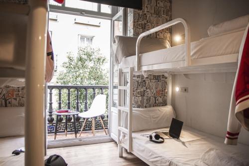 Cama en habitación compartida mixta con 6 camas y baño privado del hotel Room Chueca. Foto 1