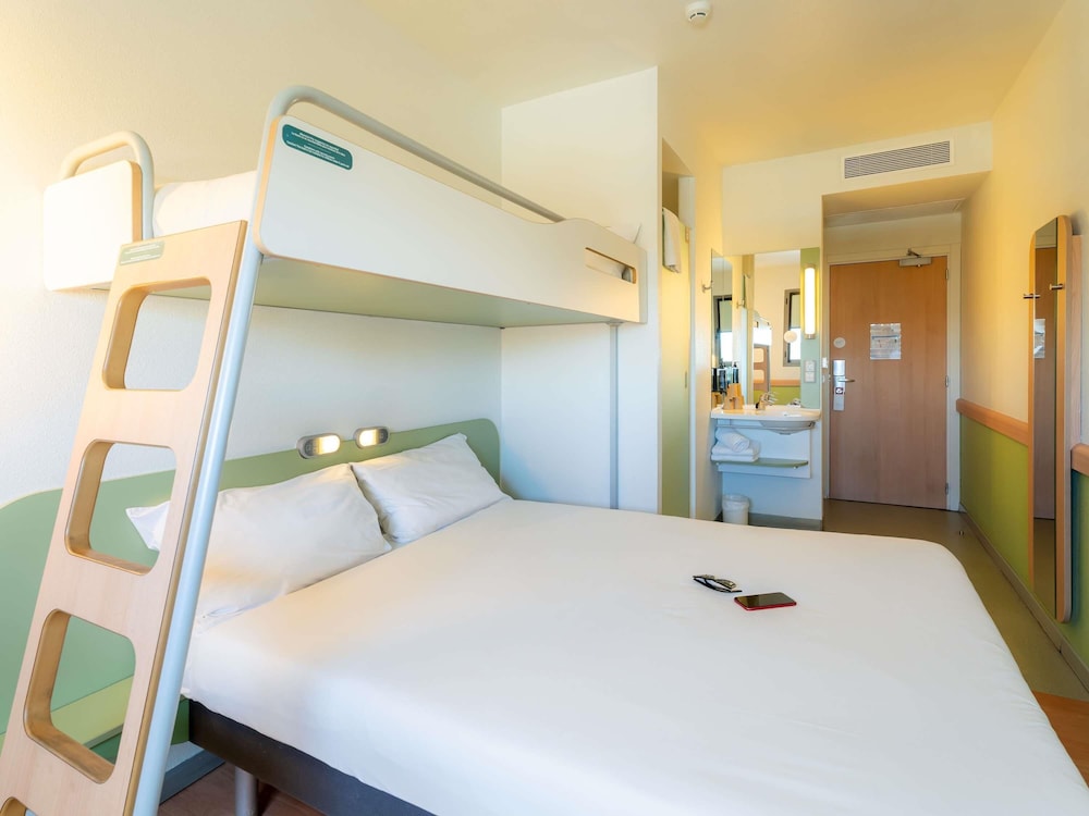 Habitación doble 1 Cama doble Normal del hotel Ibis Budget Madrid Vallecas. Foto 1