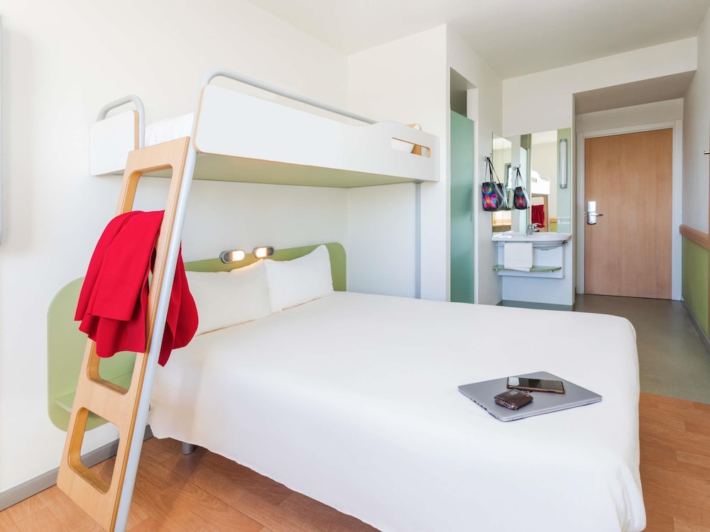Habitación doble 1 Cama doble Normal del hotel Ibis Budget Madrid Vallecas. Foto 6