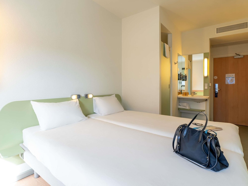 Habitación con 2 camas individuales, 2 camas individuales del hotel Ibis Budget Madrid Vallecas