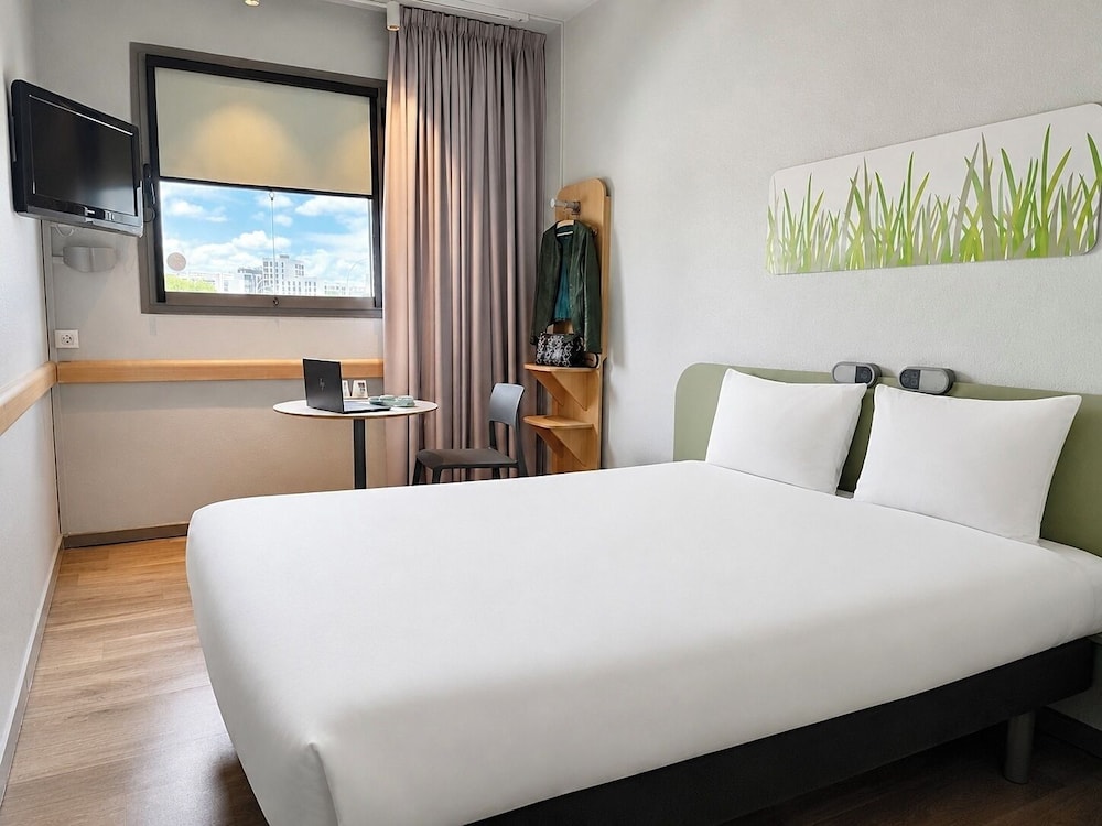Habitación superior, 1 cama doble del hotel Ibis Budget Madrid Vallecas. Foto 2