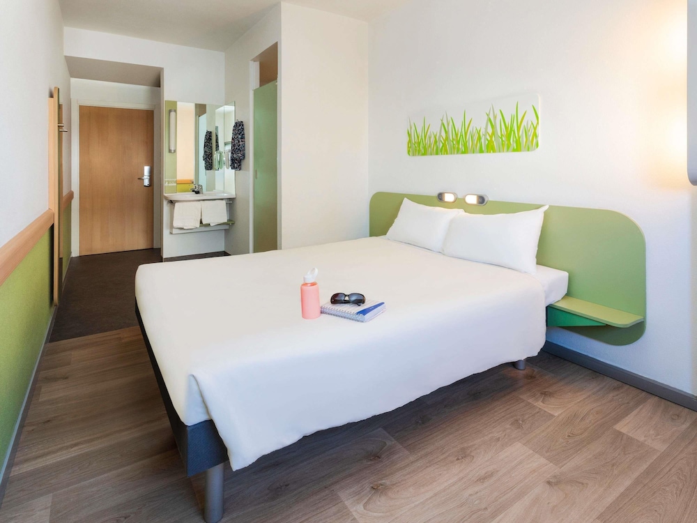 Habitación, 1 cama doble del hotel Ibis Budget Madrid Vallecas. Foto 3