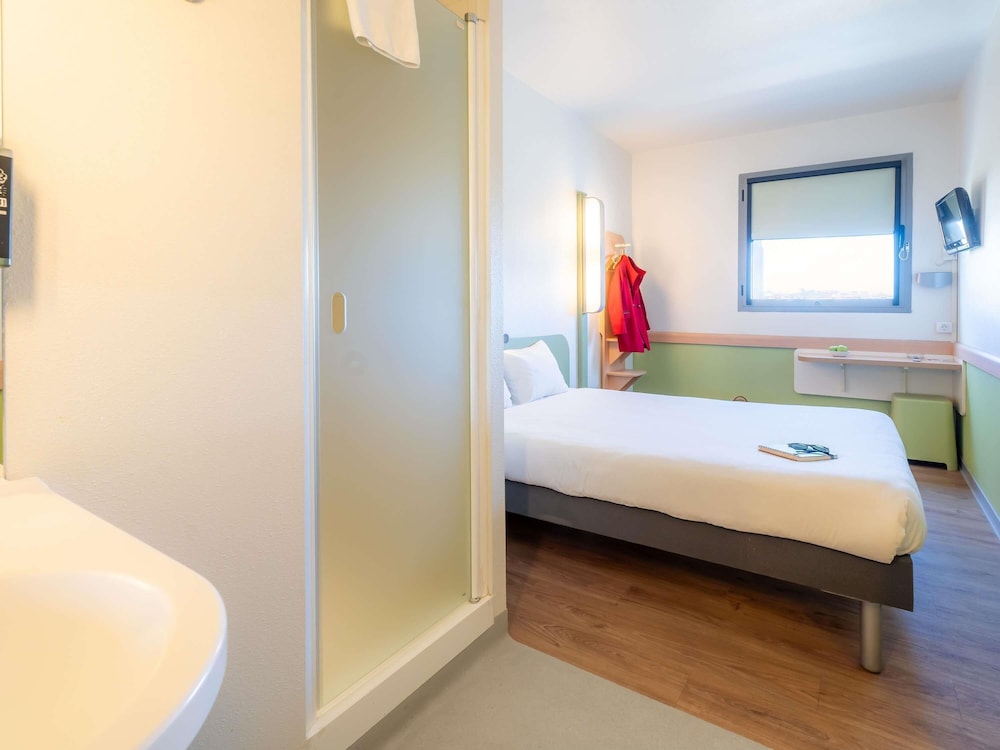 Habitación, 1 cama doble del hotel Ibis Budget Madrid Vallecas. Foto 6